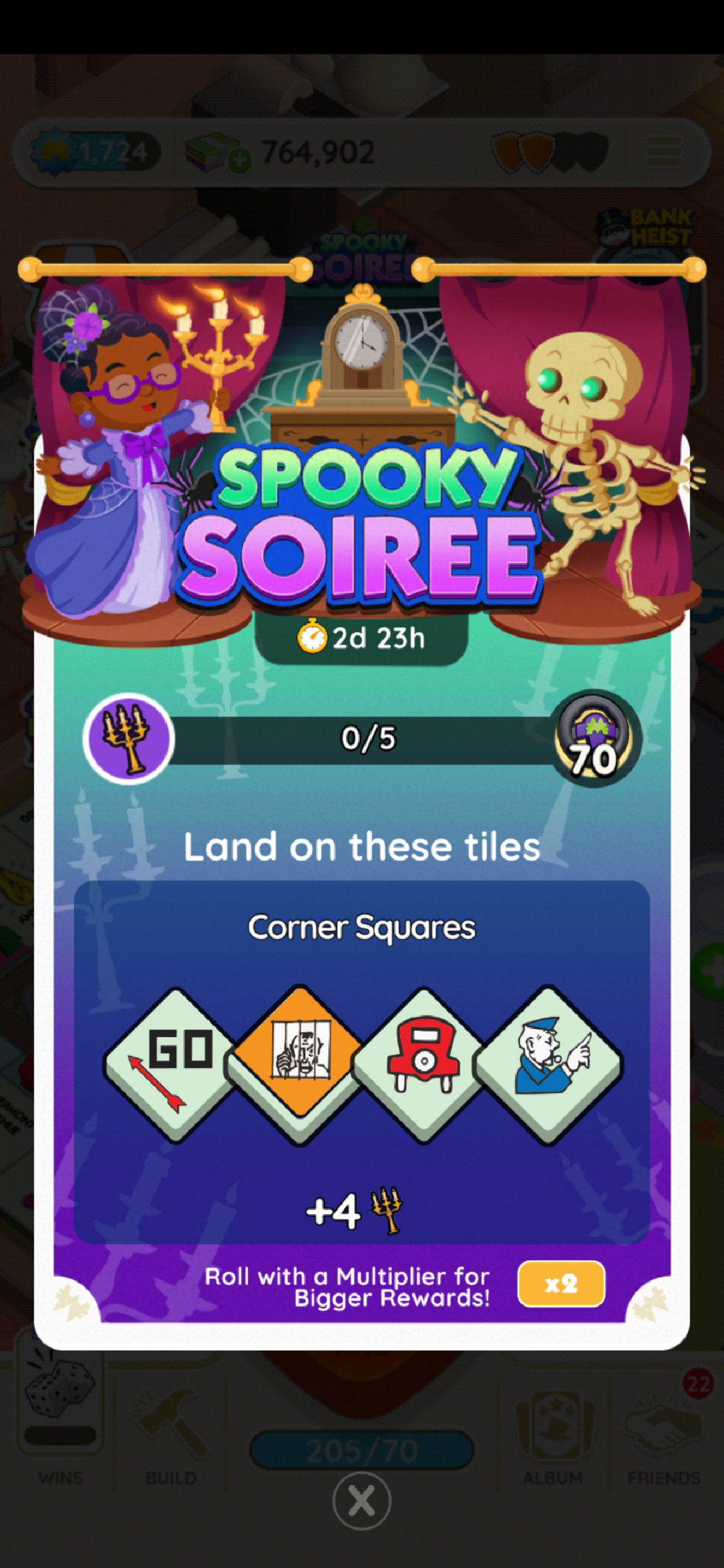 Todas las recompensas del evento Spooky Soiree en Monopoly GO 7 Una imagen que muestra cómo funciona el evento Spooky Soiree en Monopoly GO como parte de un artículo sobre ese tema, así como las recompensas, los hitos y cómo ganar. La imagen en sí muestra los azulejos necesarios para el evento, así como una mujer sosteniendo un candelabro y un esqueleto a cada lado de un reloj de repisa.
