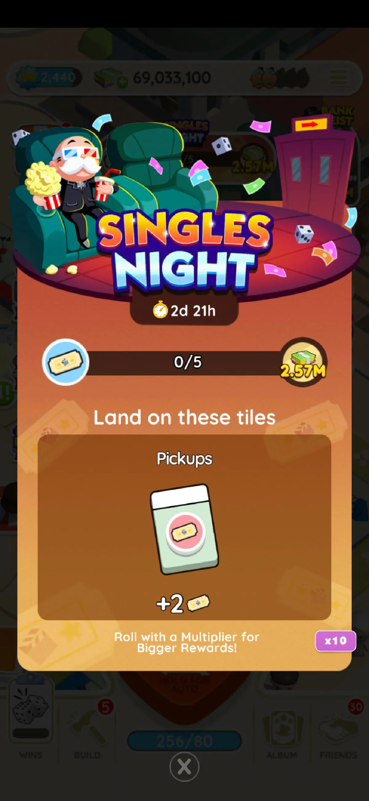 Una imagen de tamaño completo del evento Singles Night en Monopoly GO que muestra al tío rico Pennybags sentado en un sillón reclinable y viendo una película.  Tiene gafas 3D y sostiene palomitas de maíz.  La imagen es parte de un artículo que detalla todas las recompensas, premios e hitos que los jugadores pueden obtener como parte del evento "Noche de solteros" en Monopoly GO.