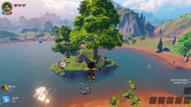 Un gran árbol en la isla del lago.