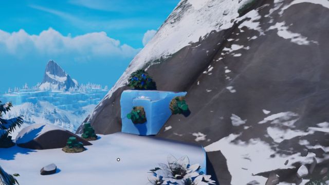 Montaña cubierta de nieve en Frostlands de LEGO Fortnite con mineral de malaquita sobresaliendo.