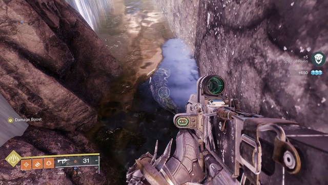 Un gusano detrás de una cascada en los Jardines de Esila