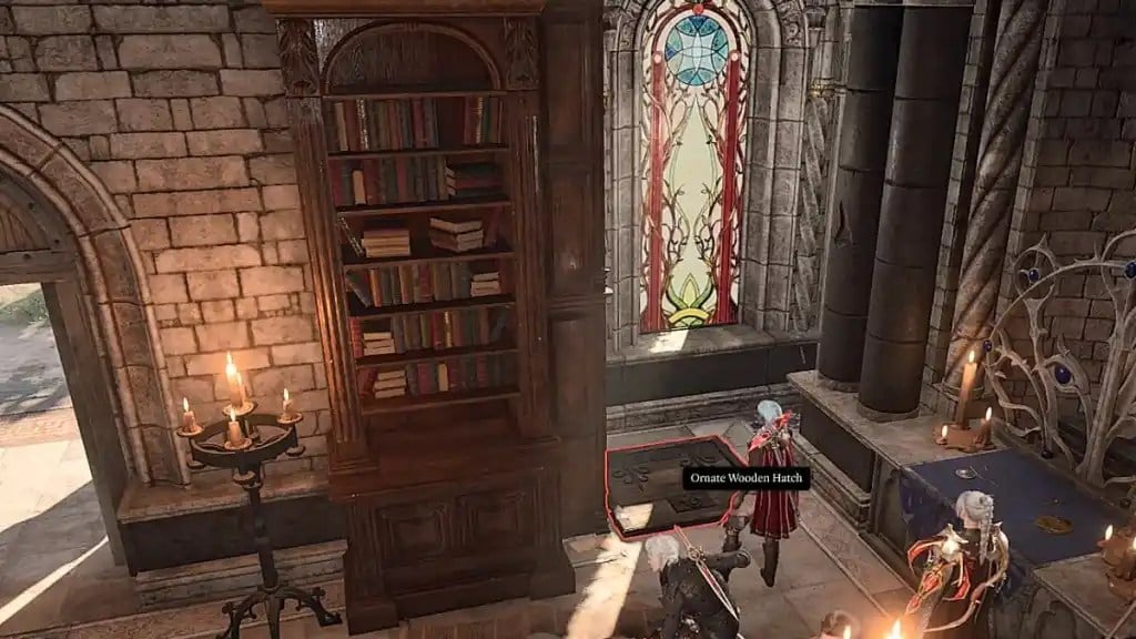 Una sala ornamental en un monasterio con una ventana y una puerta de mosaico.