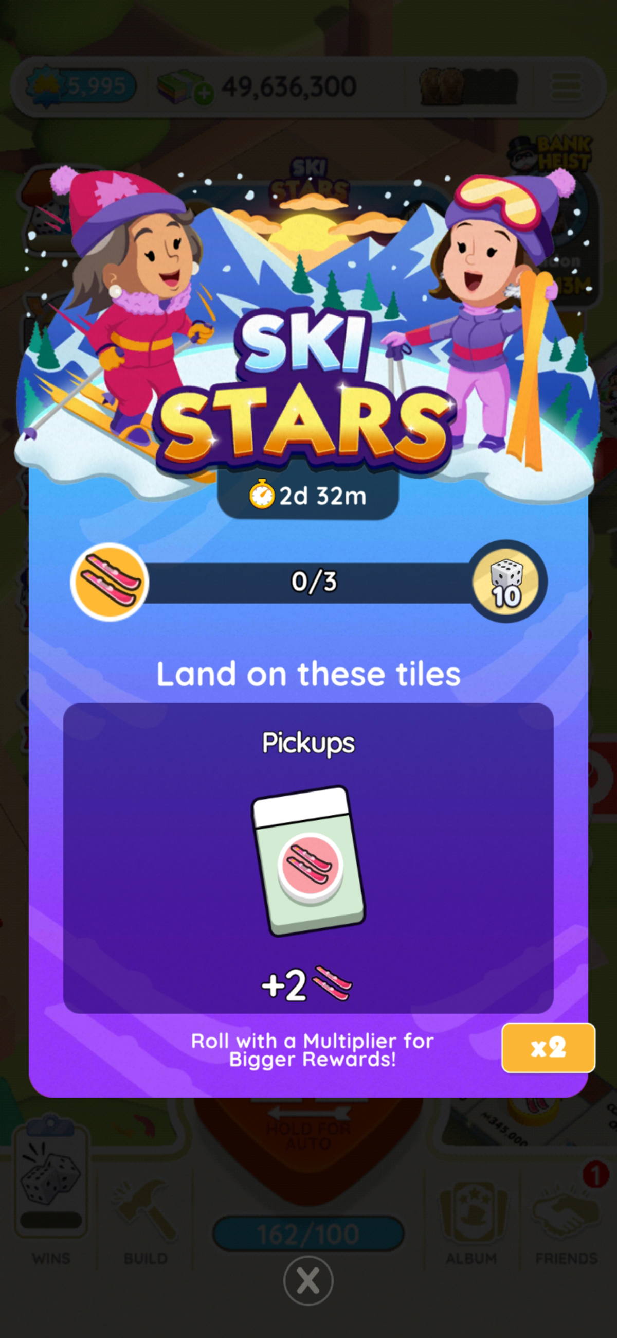 Un encabezado del evento Ski Stars en Monopoly GO que muestra a dos personas con equipo para actividades al aire libre junto al logotipo del evento.  La imagen es parte de una guía de recompensas, premios e hitos disponibles durante el evento Ski Stars en Monopoly GO.