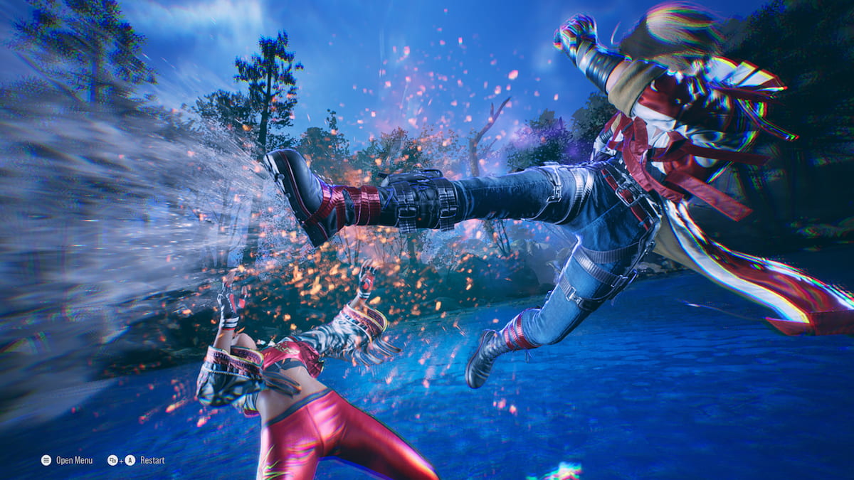 Lee pateando a Azucena en la cabeza con uno de sus activadores de calor en Tekken 8.