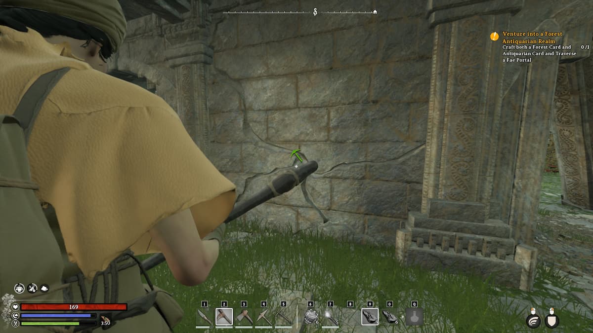 Personaje parado frente a una pared dañada en una ruina.