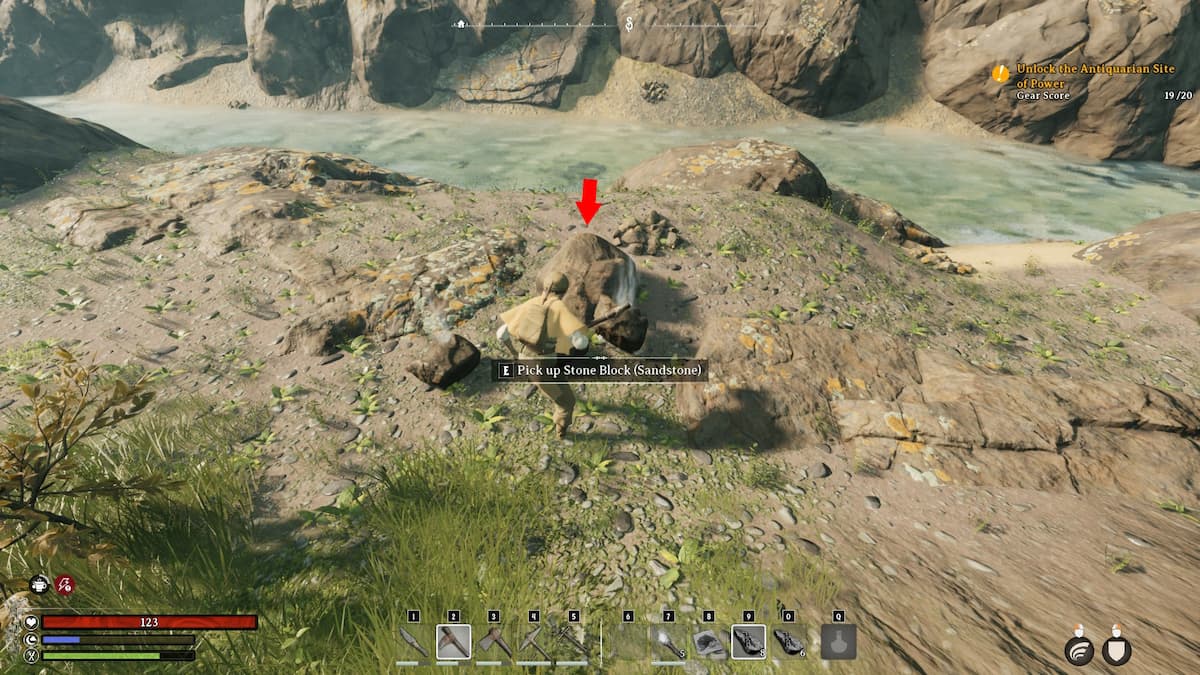 Bloque de piedra minera cerca de un río.