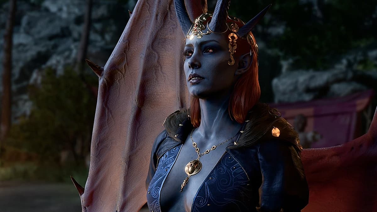 una maga de piel gris con cuernos y alas