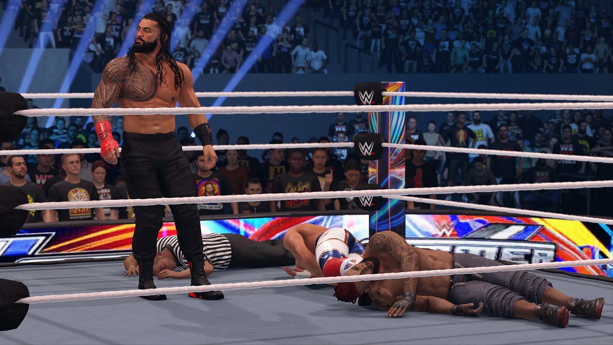 Un par de luchadores noqueados en el ringside en WWE 2K24