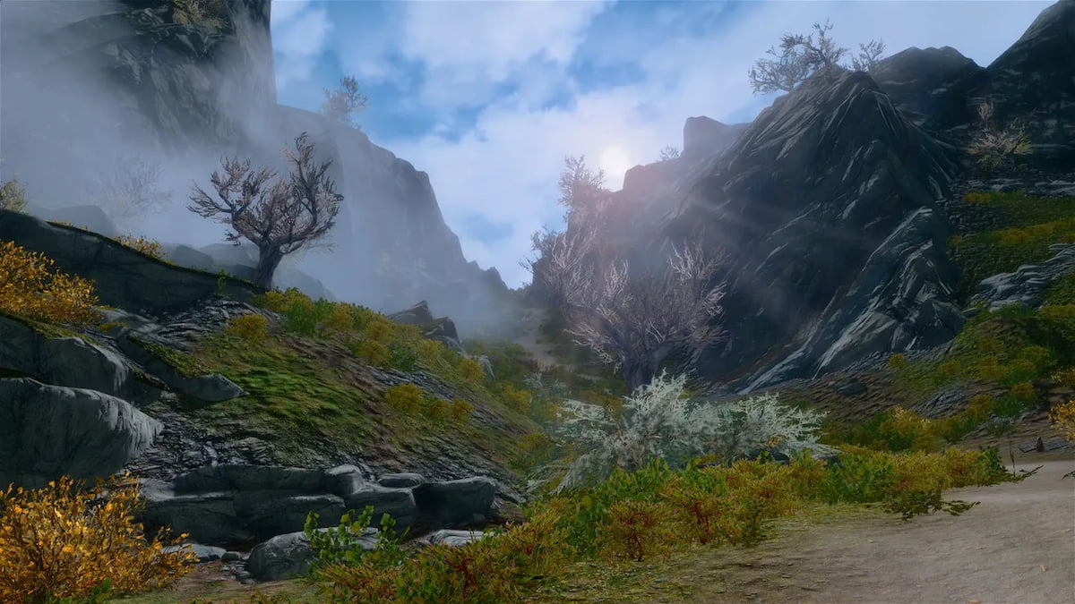 Imagen del paisaje de Skyrim de un cielo de montaña y un valle.