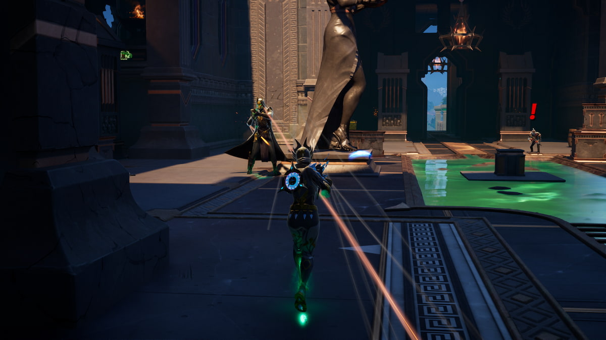 Luchando contra Hades en el templo con minions que rodean el área.