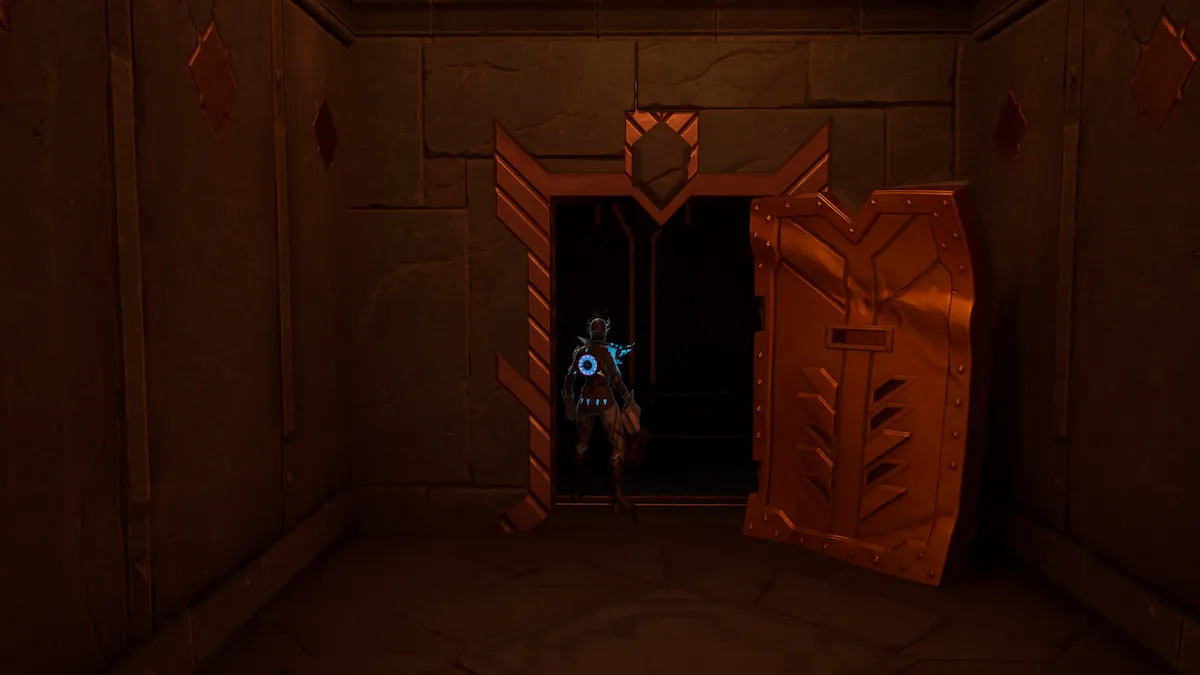 Celda de la cárcel de Midas en Fortnite.  Puerta Dorada abierta de par en par, habitación pequeña con un cofre dorado abierto y esposas en la pared