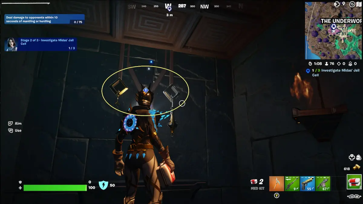 Esposas en la pared de la celda de Midas con un círculo amarillo