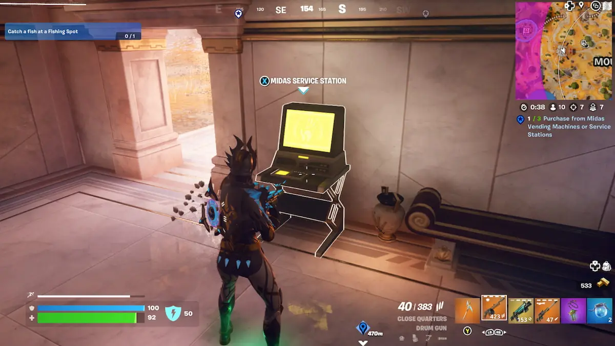 Máquina de la estación de servicio Midas con pantalla amarilla y aviso para interactuar con ella