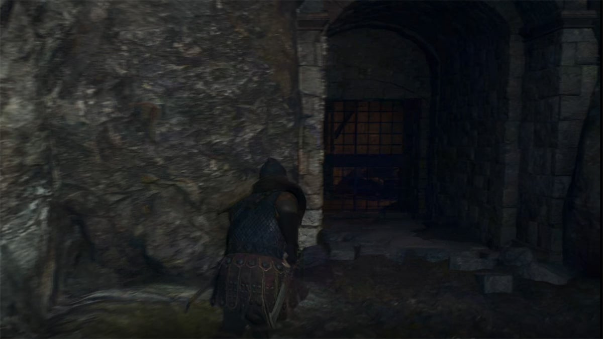 Jugador de Dragons Dogma 2 parado frente a la puerta de una prisión.
