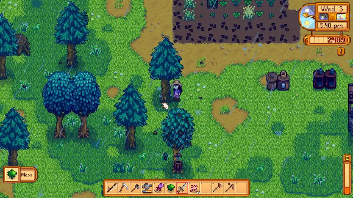 Cómo conseguir musgo en Stardew Valley 1.6 9 Cosechando musgo de un árbol con una espada.