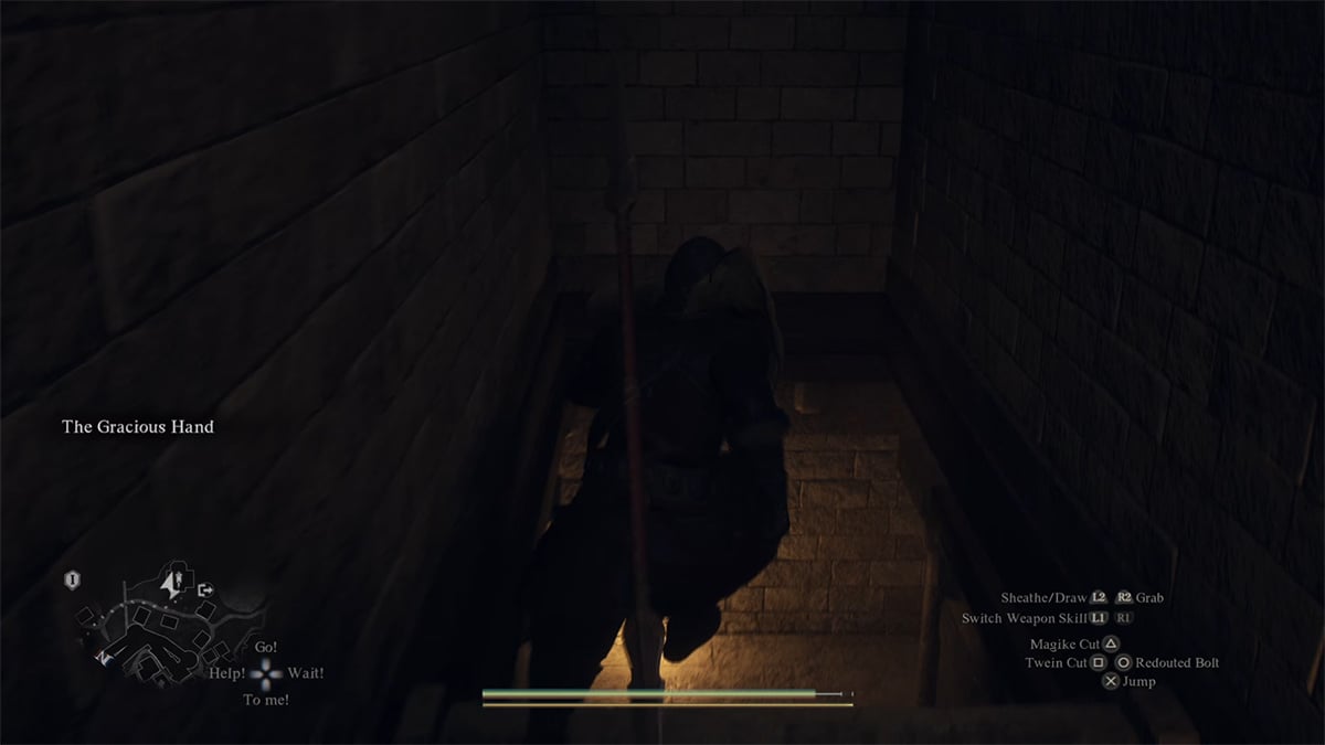 Un hombre corriendo por las escaleras de un edificio de piedra.