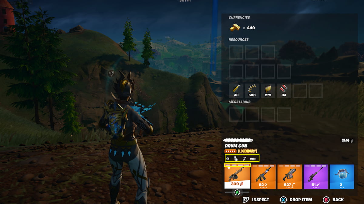 La legendaria Drum Gun se muestra en la barra de herramientas del jugador, todos los rectángulos blancos están rellenos de blanco y los iconos para los archivos adjuntos se muestran encima.