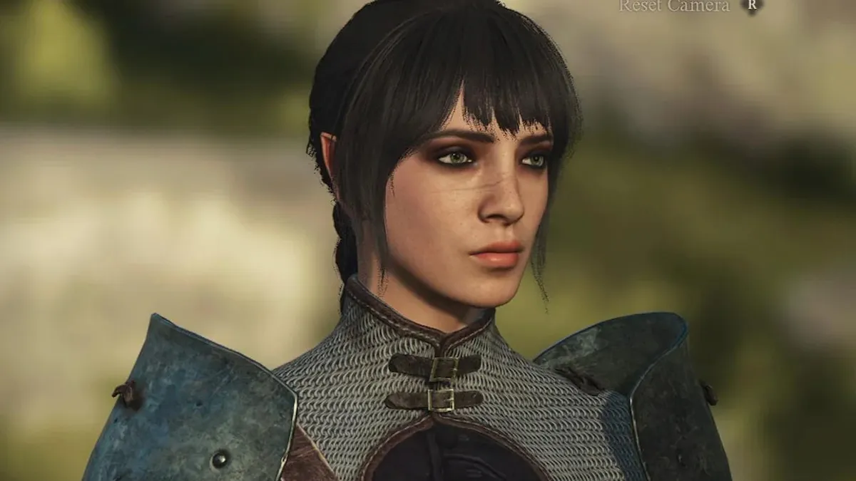 Shadowheart de Baldur's Gate 3, cabello negro con flequillo trenzado detrás de ella, ojos oscuros con mucho maquillaje negro.