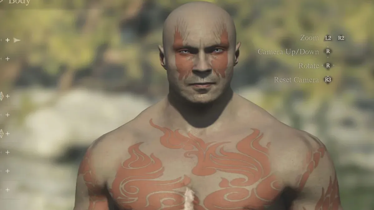 Drax de Guardianes de la Galaxia, calvo, piel marrón grisácea y tatuajes rojizos que cubren su rostro y cuerpo. 