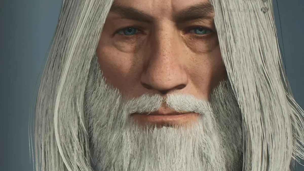 Primer plano de un personaje que se parece a Gandalf de El Señor de los Anillos.  Cabello blanco más largo que cae a ambos lados de su rostro, rostro de apariencia madura con ojos azules, nariz grande y barba blanca a juego con su cabello.