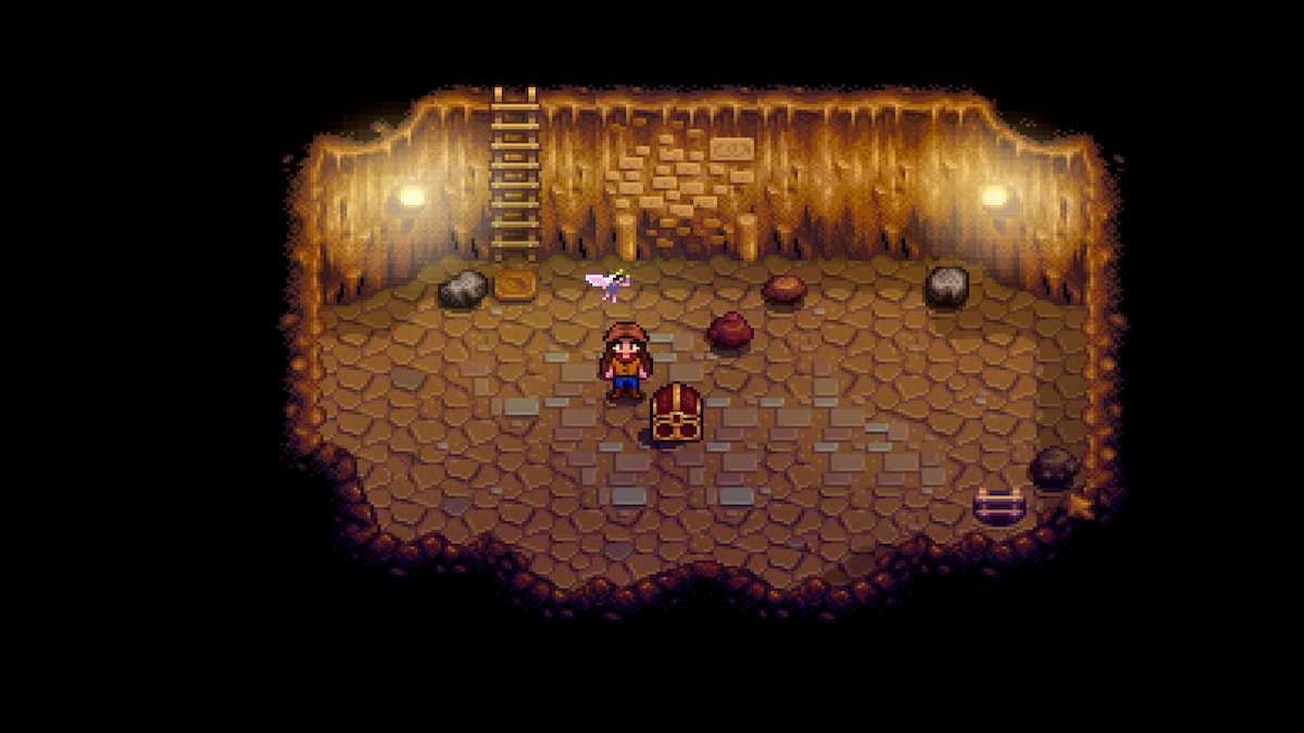 Jugador en la sala del tesoro de Skull Cavern, un gran cofre del tesoro en el centro de la sala y un hada volando cerca del hombro del jugador.