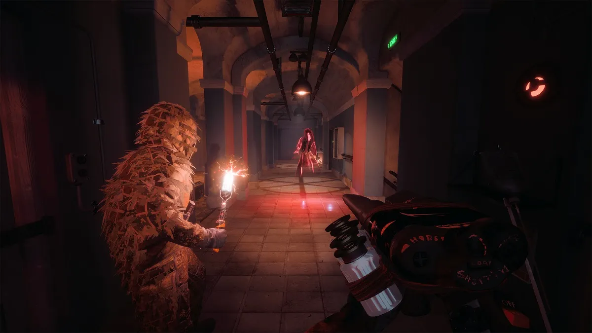 Un plano general del pasillo en el mapa de asilo de Midnight Ghost Hunts