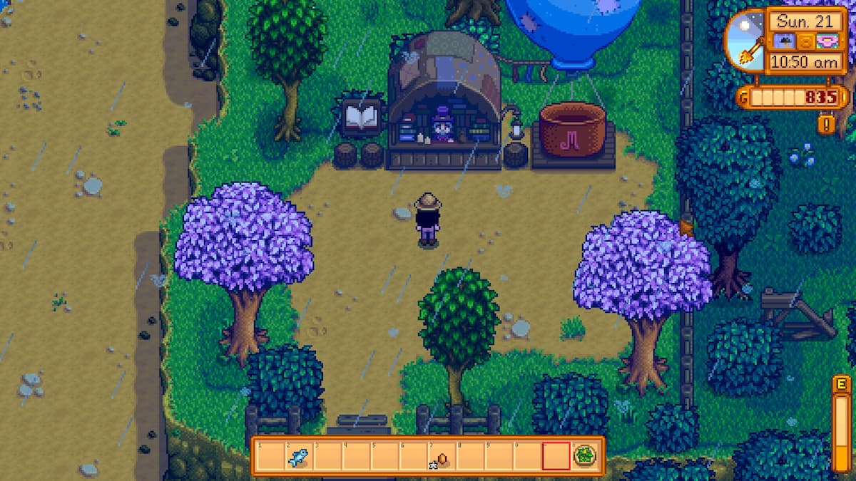 Personaje de pie frente a la librería.