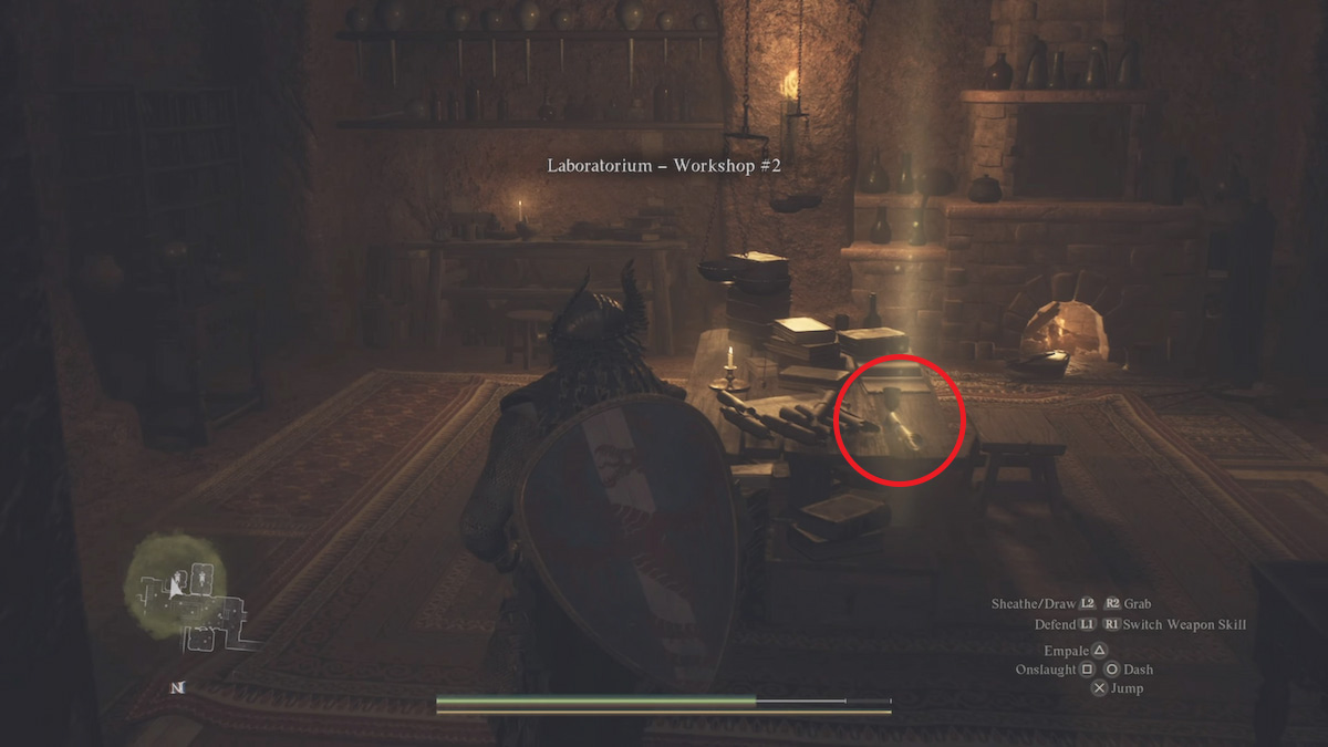 Surgió de pie en una habitación con poca luz mirando la carta de Lord Feso.