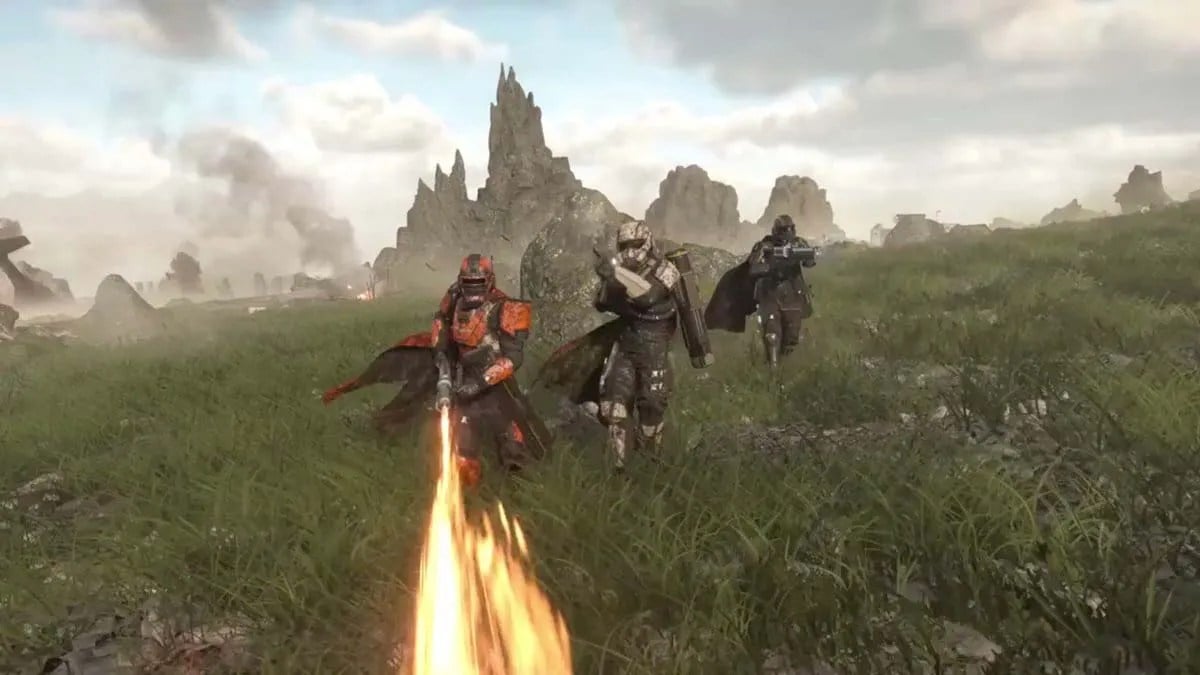 Helldiver dispara con un lanzallamas