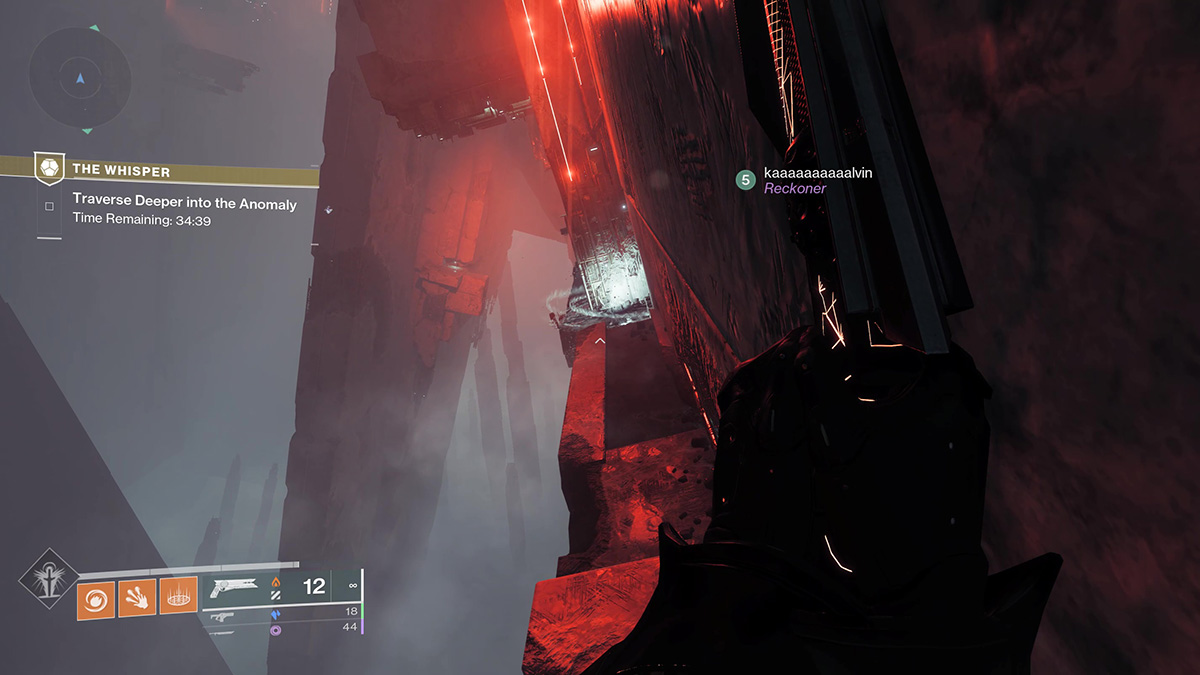 La ruta hacia el camino lateral desde la primera sala grande en la misión The Whisper Exotic en Destiny 2