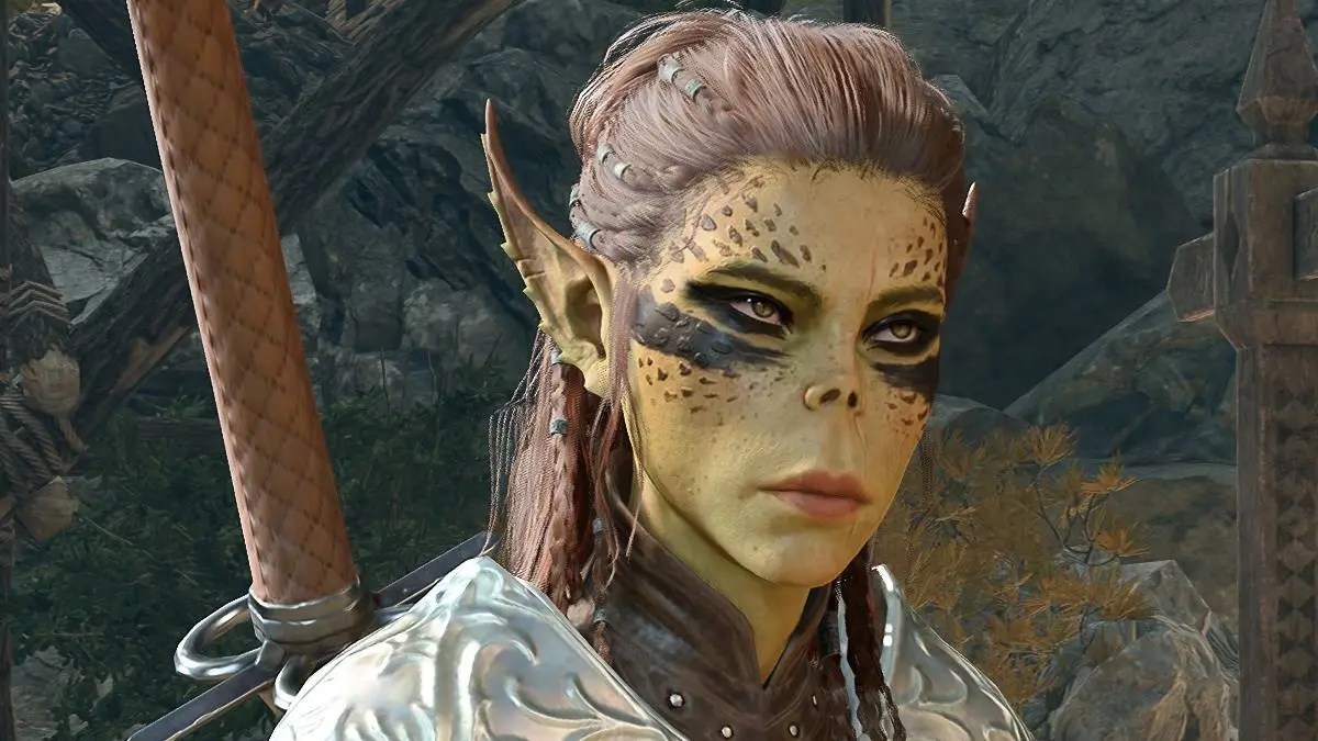 una guerrera githyanki de piel amarilla con una armadura de placas ornamentales que empuña una espada