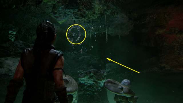 Usando una gota de agua cerca del acantilado para encontrar la bola tres en la prueba dos de Hiddenfolk en Senua's Saga: Hellblade 2