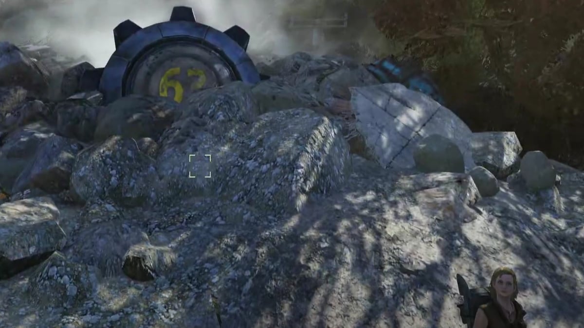 Alyssa parada junto a la puerta del Refugio 63.