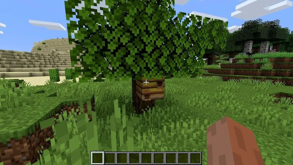 Un nido de abejas en el árbol en Minecraft