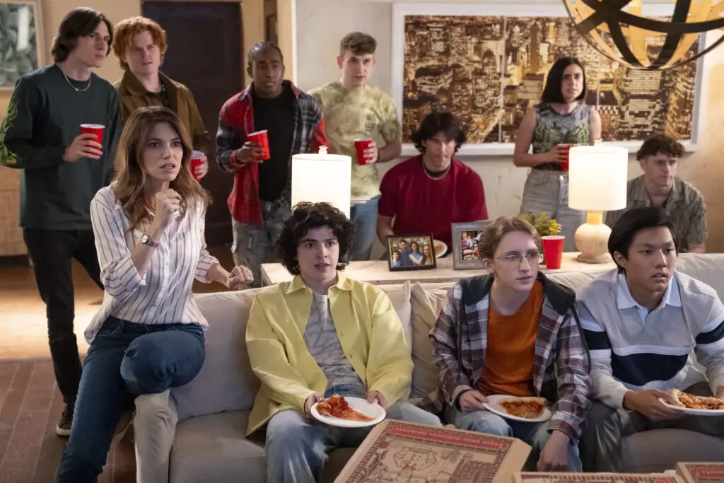 (L-R) Courtney Henggeler som Amanda Larusso, Griffin Santopietro som Anthony LaRusso, Owen Morgan som Bert, Nathaniel Oh som Nate i Cobra Kai