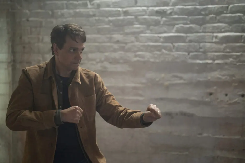 Ralph Macchio como Daniel LaRusso em Cobra Kai.