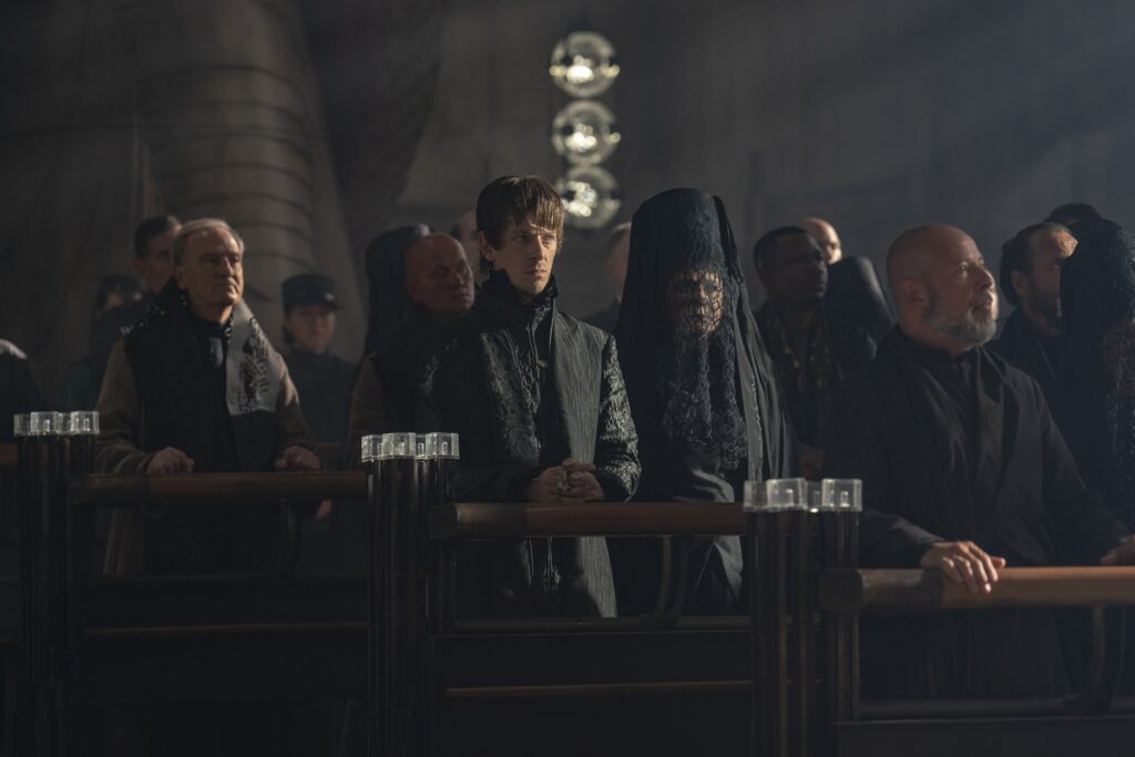 Έντουαρντ Ντέιβις και Έμιλυ Γουάτσον στο Dune: Prophecy