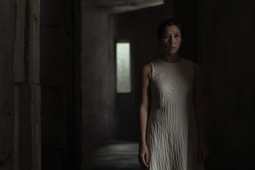 모래 언덕의 Aoife Hinds: 예언