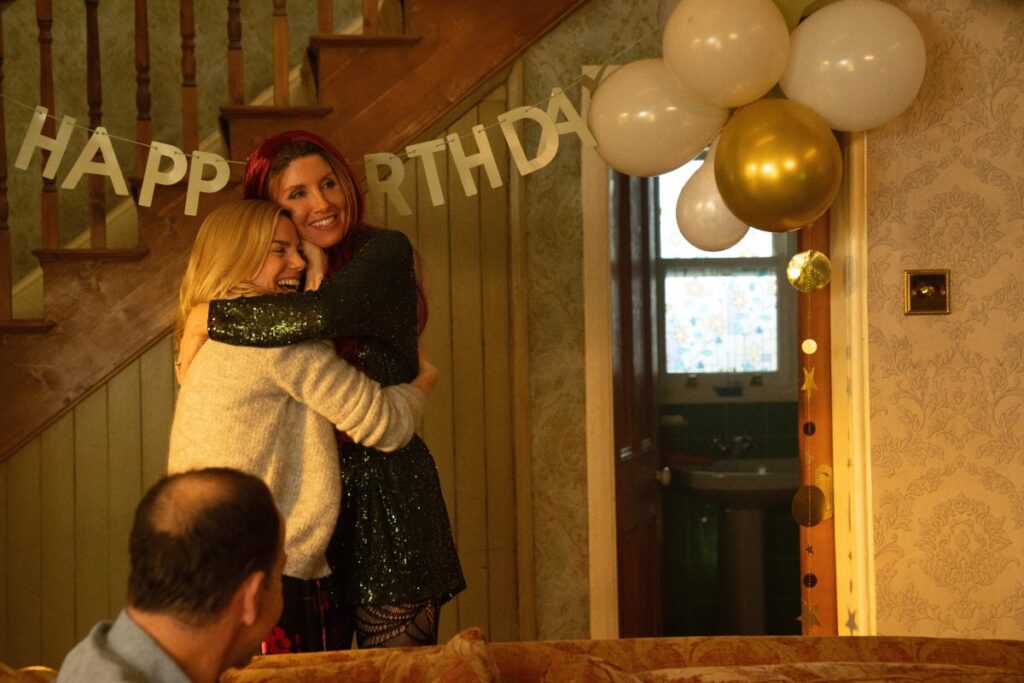 Eva Birthistle și Sharon Horgan în Bad Sisters