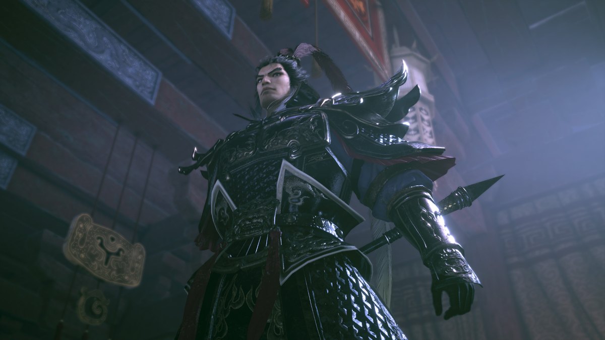 Billede af Dynasty Warriors Lu Bu taget nedefra med ham, der holder sit spyd og rustning. 