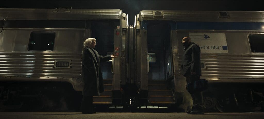 (Von links nach rechts) Maddie Hasson als Nichika Lashin, Colton Dunn als Lester Kitchens in Folge 203 von Recruit.