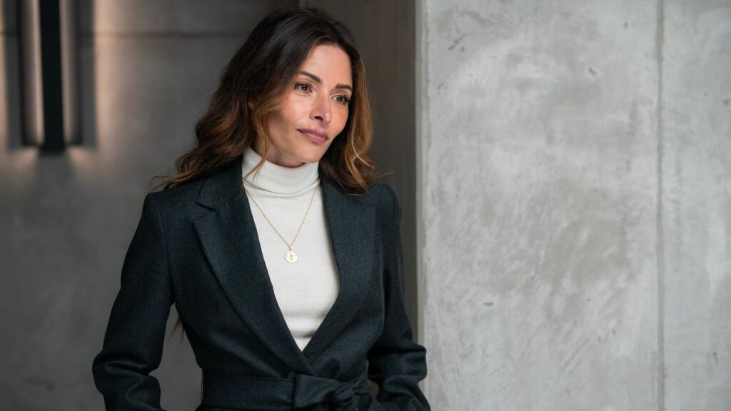 Sarah Shahi ở thiên đường