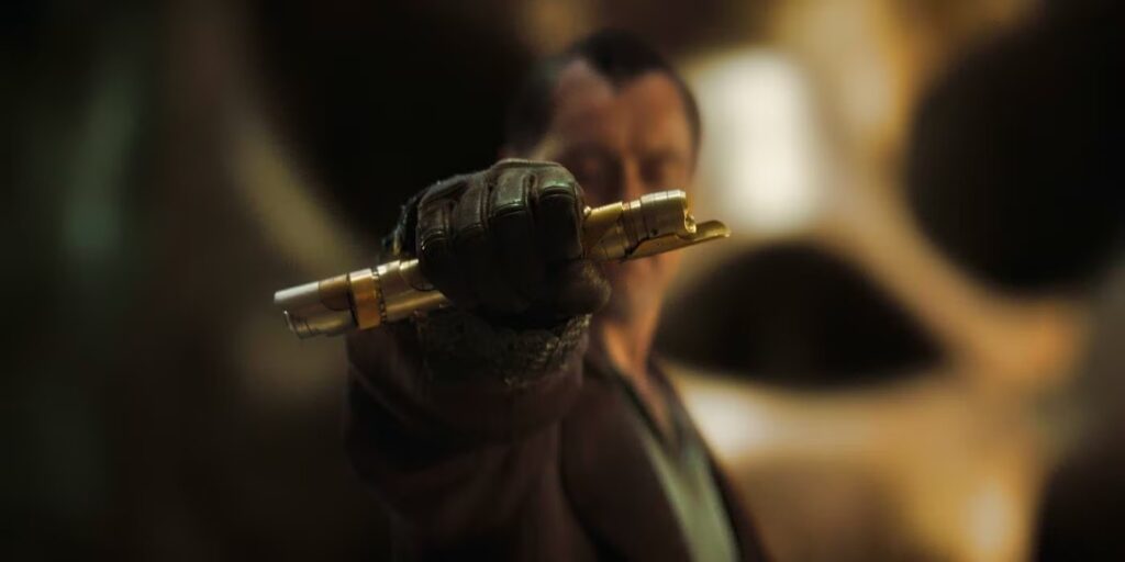 Jod (Jude Law) brandisce una spada laser in Skeleton Crew