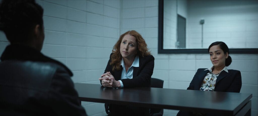 (बाएं से दाएं) द रिक्रूट के एपिसोड 204 में मार्सी पॉटर के रूप में ब्रुक स्मिथ, जूनो मार्श के रूप में देविका भिसे।