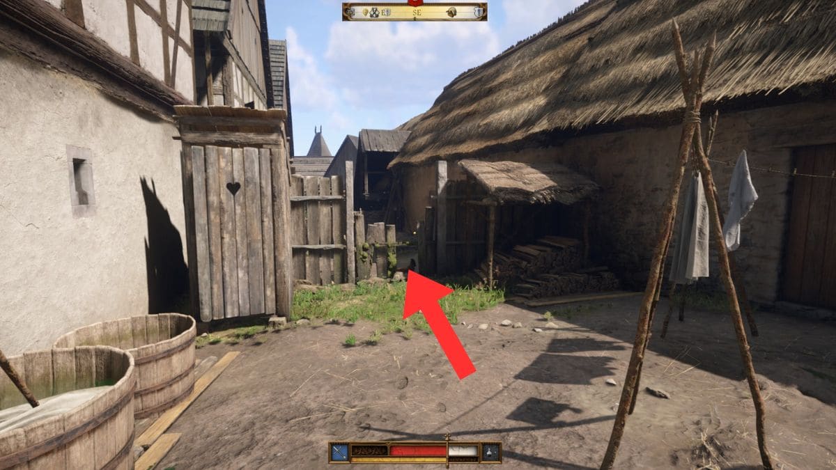 La brecha en una cerca en el camino al escondite de Goatskin en Kingdom Come Deliverance 2.