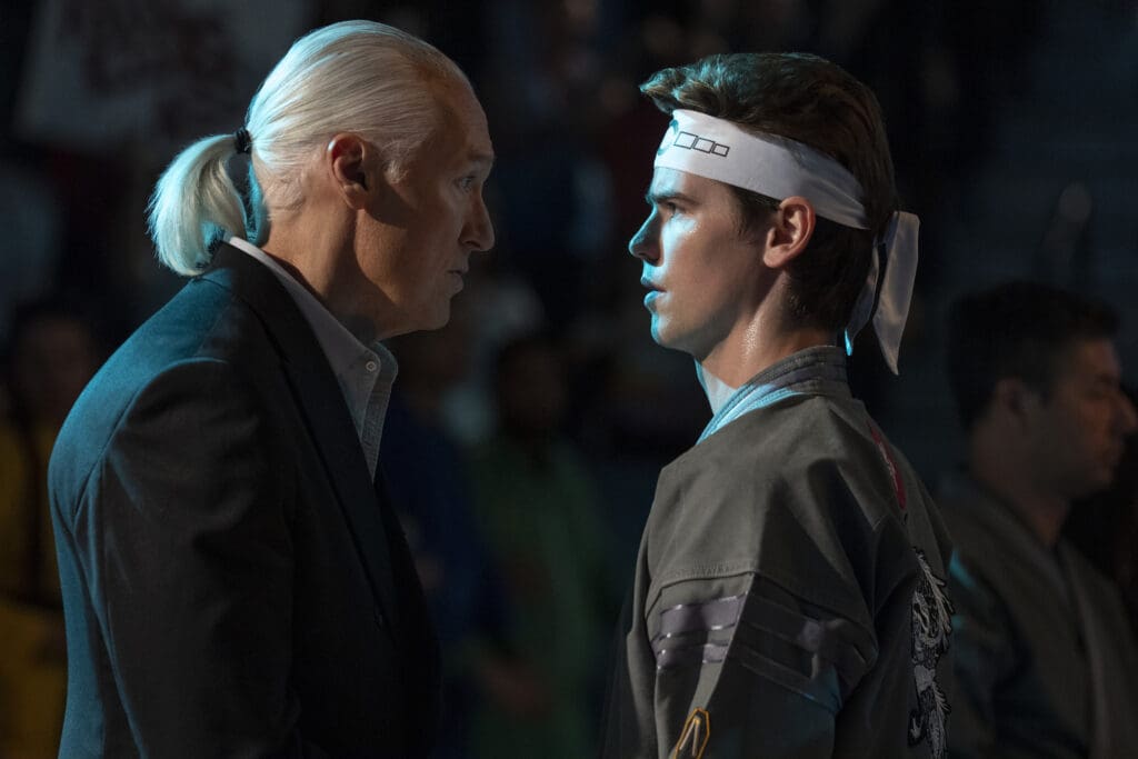 (L a r) Thomas Ian Griffith como Terry Silver, Patrick Luwis como Axel en Cobra Kai.