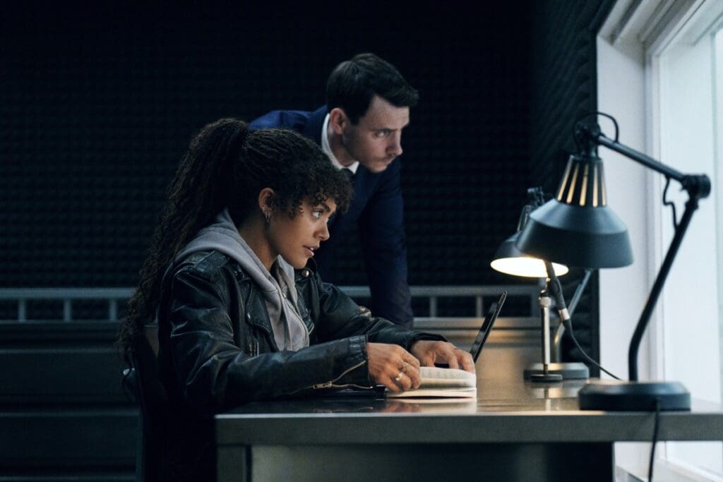 मुख्य लक्ष्य में हैरी लॉयड और क्विंटेसा स्विंडेल