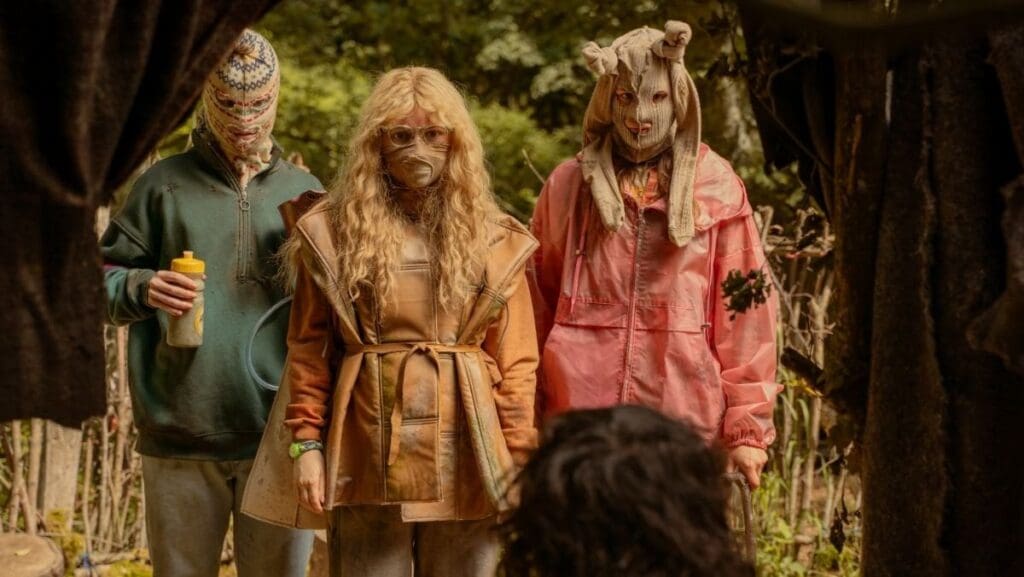 Gli Yellowjackets, mascherati, si preparano ad alimentare forzatamente Ben