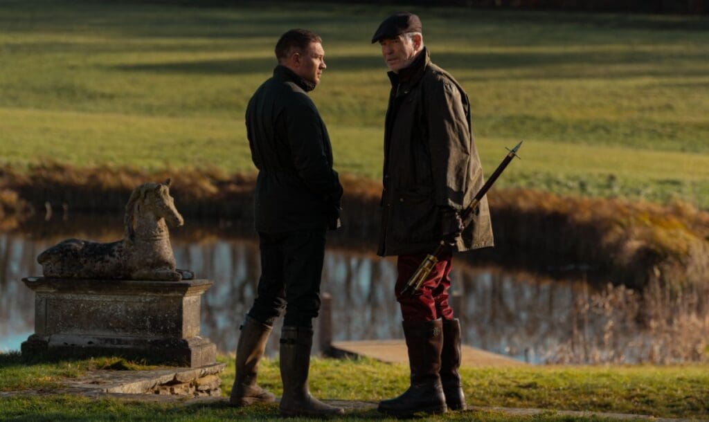 Tom Hardy und Pierce Brosnan in Mobland