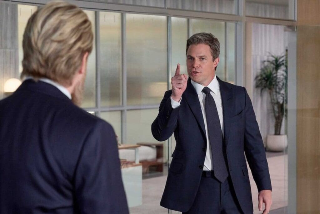 Josh McDermitt e Stephen Amell em Suits LA